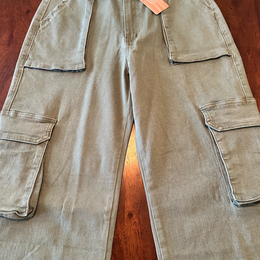 SOLD-High-Waisted Green Cargo Pants - Picture 9 of 10